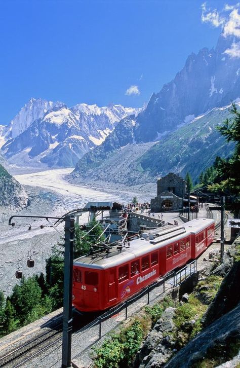 Train Montenvers Mer de Glace - Chamonix Africa Destinations, Mont Blanc, French Alps, Ocean Sunset, Amazing Travel Destinations, Beautiful Villages, Beautiful Ocean, Train Travel, Day Tours