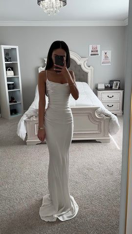 White Homecoming Dress Long, Long White Homecoming Dresses, White Long Prom Dress, Prom Dresses Slim Fit Long, White Silk Prom Dress, Hoco Dresses Unique, Homecoming Dress Inspo, Unique Hoco Dresses, Festival Outfits Summer