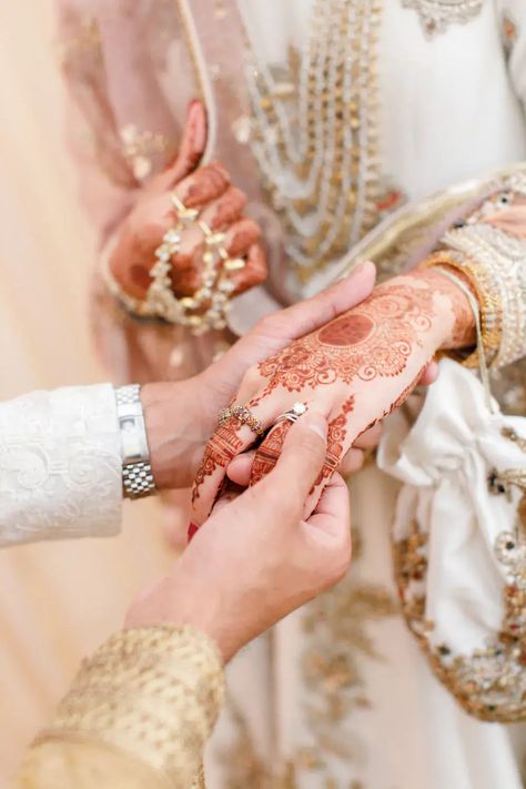 This beautiful Pakistani Nikah ceremony combines tradition and a modern colour palette, complete with macaroon favours and fresh florals throughout. Nikah Ceremony Muslim, Nikah Dp, Nikah Photoshoot, Nikkah Photoshoot, Nikah Photography, Islamic Engagement, Nikah Ideas, Nikkah Outfit, Cute Muslim Couples Dp