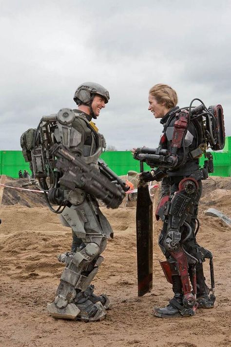 Tom Cruise and Emily Blunt share laughs while on set of their new movie Edge of Tomorrow. Film Facts, Iron Man Cartoon, Edge Of Tomorrow, Behind The Scenes Photos, Mech Suit, Rain Man, Power Armor, Movie Facts, Vintage Watches For Men