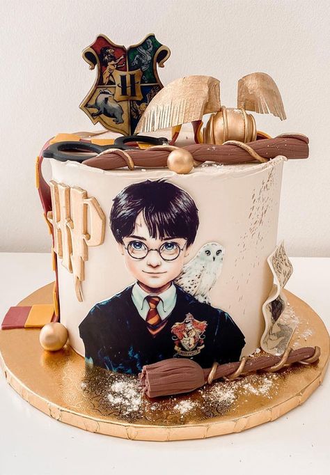 Harry Potter birthday cake, Harry Potter cake, Harry Potter theme cake, Harry Potter cake ideas Pastel, Buttercream Harry Potter Cake, Harry Potter Themed Birthday Cake, Harry Potter Owl Cake, Harry Potter Cake Easy, Harry Potter Happy Birthday, Birthday Cake Harry Potter, Pastel Harry Potter, Harry Potter Cake Ideas