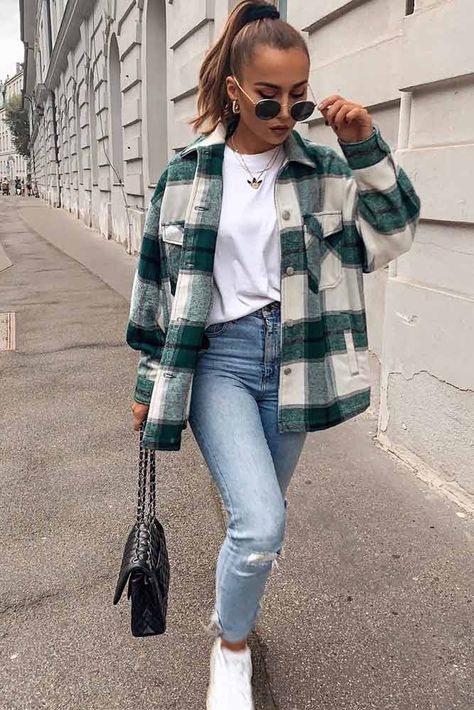 Comfy Fall Look With Flannel Shirt #flannelshirt #jeans ★ When the fall knocks on your door, it is time to think about trendy fall outfit ideas. We happen to have all the best ideas for women, as well as for teens gathered in one place. No matter for school, casual, street style, or for work is the outfit you need- we have it covered! #falloutfitideas #fall #fallfashion #outfitideas #fashion #style Leisure Wear Outfits, Thrift Fashion Women, Thrifting Fall Outfits, Thrifted Outfits Women, Womens Clothing Styles Casual, Flannel Aesthetic Girl, Flannel Jacket Women's Outfit, Girl Next Door Aesthetic Outfit, Ny Fall Outfits