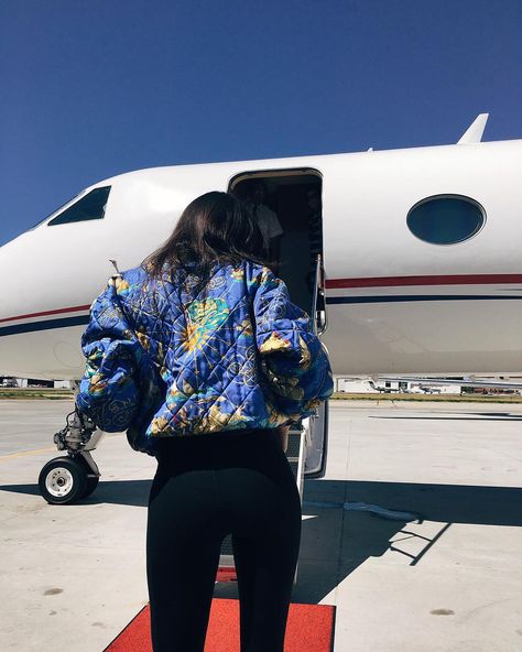 Engagement News, Kendall Jenner Instagram, Kyle Jenner, Jenner Family, Vintage Hermes, Jenner Style, Kendall Jenner Style, Private Jet, Kardashian Jenner