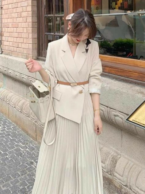 Semi Formal Outfits For Women, Women Office Outfits, Crinkle Dress, Semi Formal Outfits, Pakaian Feminin, Modesty Fashion, Stylish Work Outfits, Long Sleeve Blazers, Formal Dresses For Women