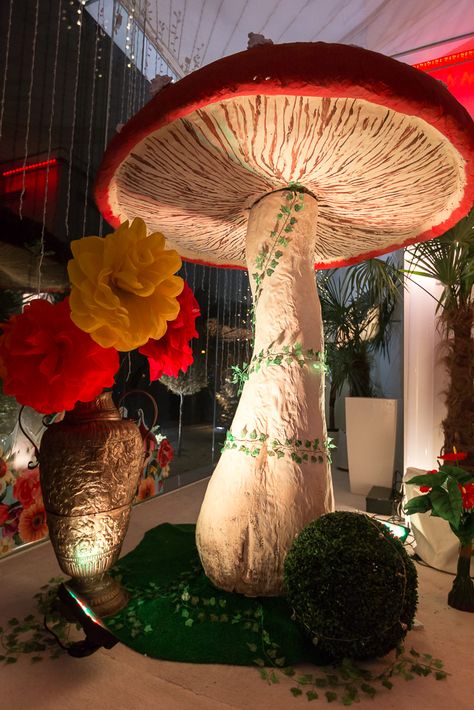 Mushroom Decor Party, Mushrooms Party Decorations, Whimsical Event Decor, Alisa In Wonderland Decoration, Alice In Wonderland Mushrooms Diy, Giant Mushroom Decor, Mushroom Set Design, Enchanted Garden Homecoming Theme, Mushroom Quinceanera Theme