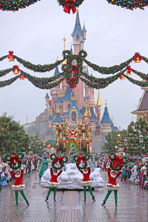 Disney Christmas Parade, Disneyland Paris Christmas, Chateau Disney, Paris Christmas, Disney Parade, Disneyland Christmas, Disney World Christmas, Disney Paris, Christmas In Paris