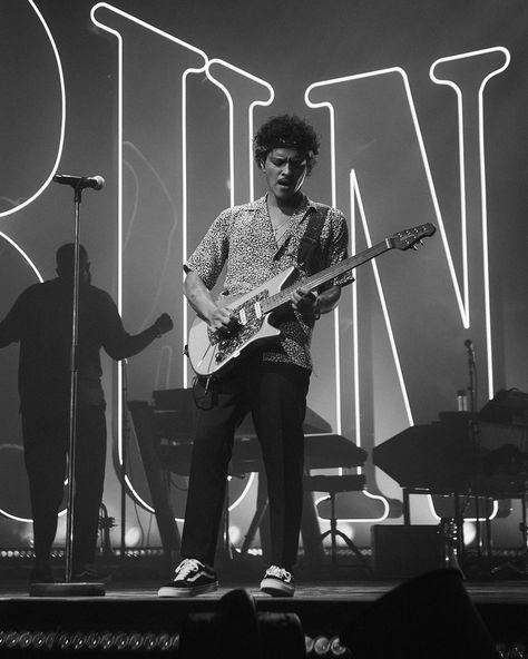 Bruno Mars, Bruno Mars Show, Mars Wallpaper, Bruno Mars Concert, Dream Concert, You're Amazing, Male Artist, My Favorite Music, Buses