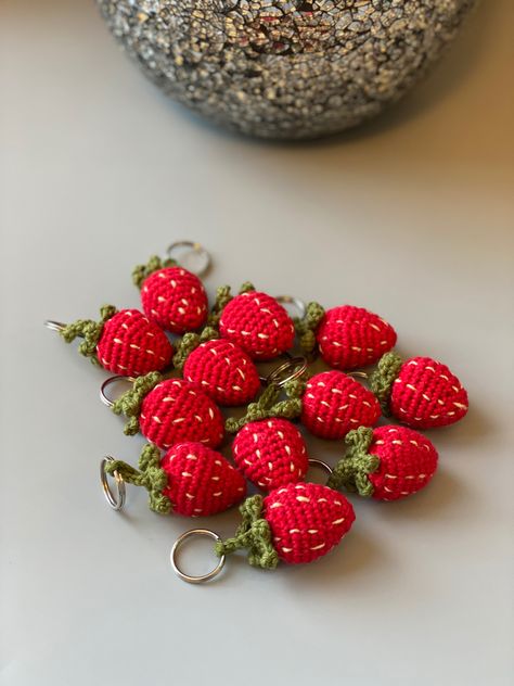 Crochet Strawberry Coin Pouch, Small Crochet Trinkets, Crochet A Keychain, Crochet Keychain Strawberry, Strawberry Keychain Crochet Pattern, Crochet Strawberry Keychain Pattern, Fruit Crochet Keychain, Quick Crochet Keychain, Crochet Keychain Cute