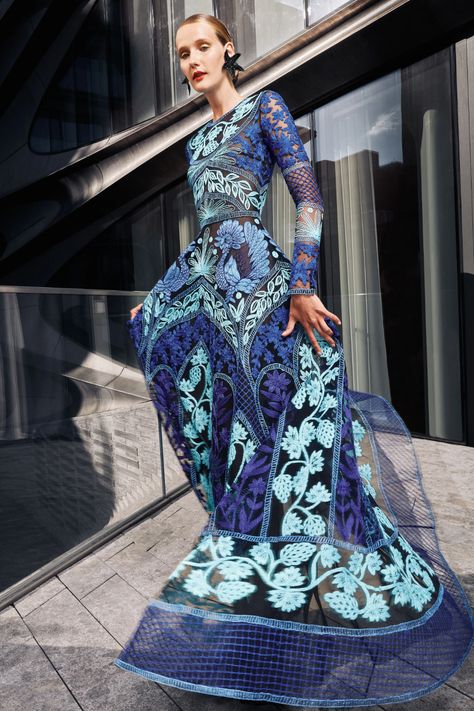 Naeem Khan, Embroidered Gown, Haute Couture Fashion, Gorgeous Gowns, Beautiful Gowns, Blue Wedding, Evening Gown, Modest Fashion, Blue Fashion