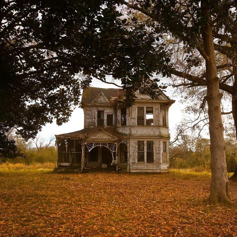 Tanya Venditto | 🏠You can read the History of this amazing old house and see a picture from its younger years at southerngirldreaming.com. Link in my… | Instagram Old Houses Aesthetic, Antiques Road Trip, Abandon Places, Houses In America, Usa House, Old Home, Abandoned House, Road Trip Adventure, 2 Story Houses