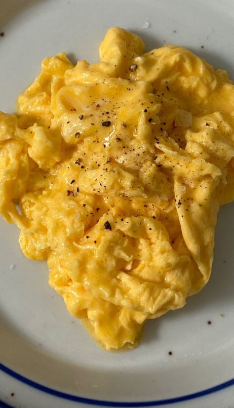 Aesthetic Scrambled Eggs, Essen, Egg White Aesthetic, Breakfast Eggs Aesthetic, Egg Aesthetic Food, Healthy Egg Breakfast Aesthetic, Eggs Aesthetic Food, Healthy Breakfast Aesthetic Eggs, Breakfast Egg Aesthetic