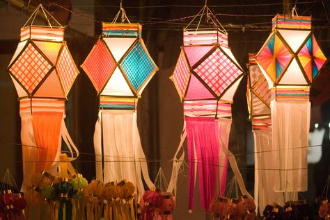 Colourful lanterns for sale during Diwali, the festival of lights, in India Diy Diwali Lanterns, Diwali Lantern, Diwali Lamps, Paper Lanterns Diy, Diwali Lights, Lantern Ideas, Diy Diwali Decorations, Diwali Images, Traditional Lanterns