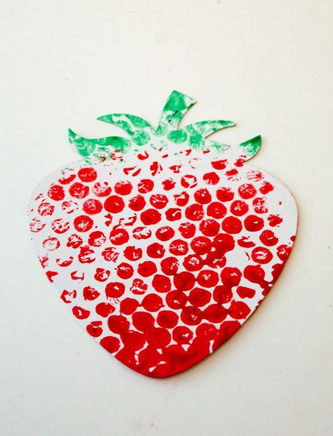 Strawberry Craft, Bubble Wrap Crafts, Craft Ideas For Preschoolers, Strawberry Crafts, Vegetable Crafts, How To Make Bubbles, Ideas For Preschoolers, Fruit Crafts, Strawberry Art