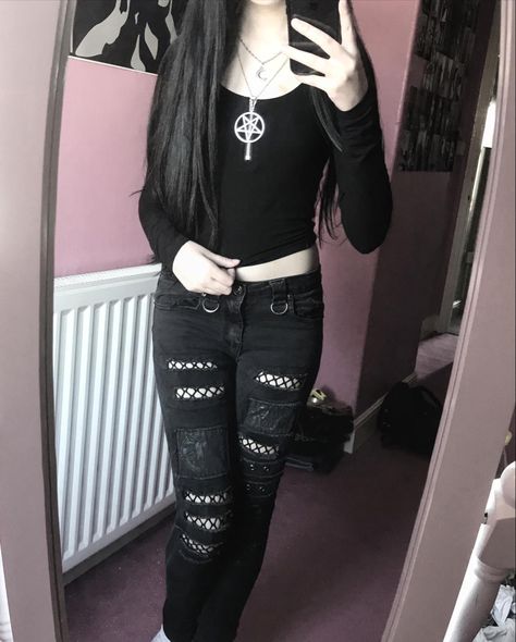 Goth Streetwear Aesthetic, Metalhead Winter Outfit, Black Metal Outfits Women, Deathcore Outfit, Goth Outfits Pants, Simple Alt Outfits, Metalhead Girl Outfits, Metal Girl Outfit, Aesthetic Goth Outfit