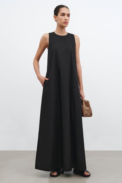Timeless dresses for women by Marcella. With a nod to geometric detailing, we offer minimalist dresses for women that are as unique as they are versatile. Minimalist Long Dress, Modern Funeral Outfit For Women, Modern Black Dress, Minimal Dresses, Simple Long Dress, Chic Dressing, Minimal Dress, Timeless Dress, Sleeveless Gown
