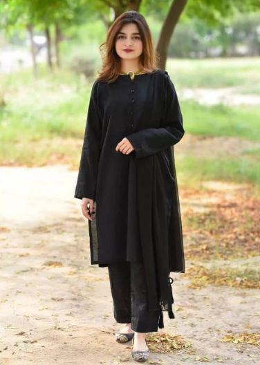 Black Dress Design Pakistani, Kainat Faisal Dress, Kainat Faisal, Pakistani Kurta Designs, Dress Design Pakistani, Black Plain Dress, Pakistani Kurta, Kameez Designs, Girls Black Dress