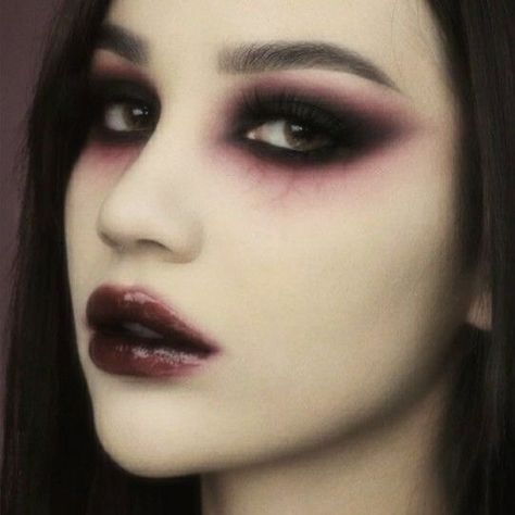 Diy Vampire Makeup, Diy Vampire, Halloween Nails 2022, Goth Eye Makeup, Drawing Halloween, Vampy Makeup, Halloween Makeup Look, Makeup Masterclass, Arte Occulta