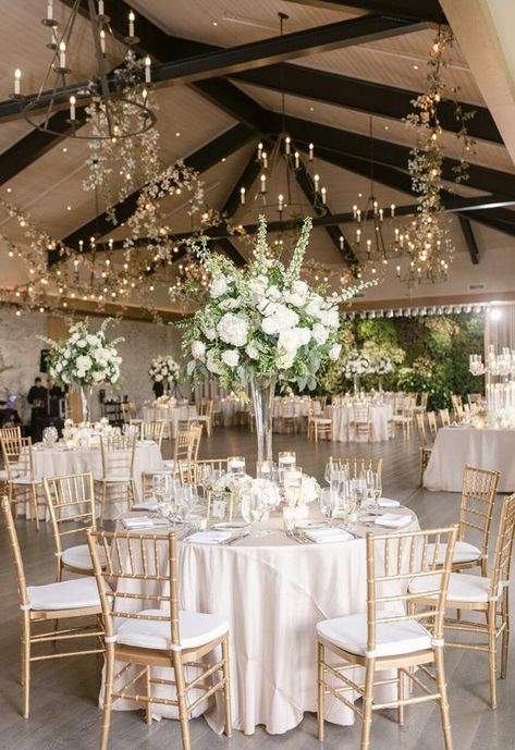 Champagne Wedding Themes, Champagne Wedding Colors, Elegant Wedding Themes, Dream Wedding Reception, Indoor Wedding Receptions, White Wedding Theme, Dream Wedding Venues, Decorations Table, Wedding Venue Decorations