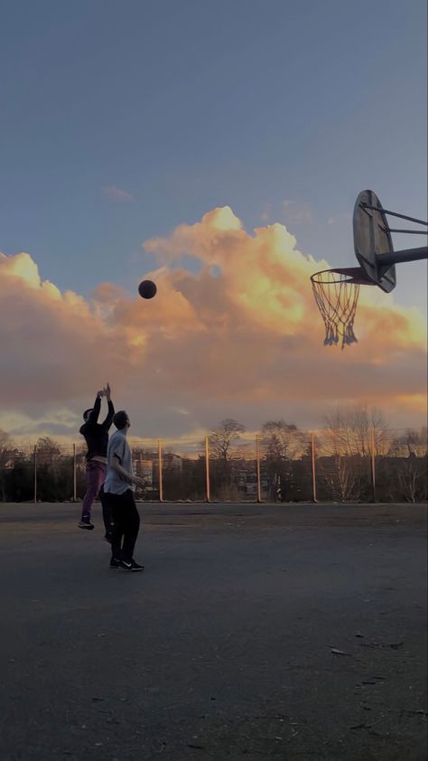 American Basketball Aesthetic, Basketball Aesthetic Sunset, Basketball With Friends Aesthetic, Basketball Field Aesthetic, Basketball Practice Aesthetic, Basketball Guy Aesthetic, Basketball Boy Aesthetic, Playing Basketball Aesthetic, Girls Basketball Aesthetic