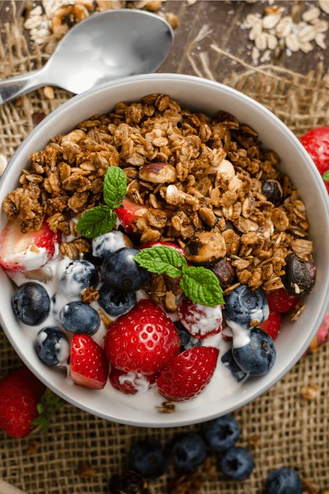 Crunchy homemade granola is healthy and nutritious but also very easy to make. Filled with grains, nuts, oats, and fruit. You can easily freeze the cereal and keep the granola fresh. #homemade_granola, #how_to_make_granola, #healthy_granola, #nutritious_granola, #easy_granola_recipe, #allourway Low Calorie Breakfast, Low Calorie Cereal, Low Calorie Granola, Granola Calories, Easy Homemade Granola, Organic Granola, Menu Sarapan Sehat, Granola Recipe Healthy, Granola Recipe Homemade