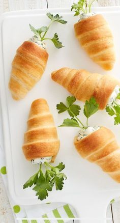 Stuffed Crescent Roll Carrots, Snacks Til Fest, Easter Appetizers, Easter Snacks, Easter Menu, Easter Brunch Food, Office Decorations, Crescent Roll, Eggs Easter