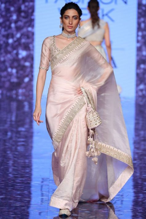 Hippies, Bridal Organza Saree, Sabyasachi Organza Saree, Silk Organza Saree, Organza Blouse Designs For Saree, Orgenza Saari Blouse Design, Orgenza Saari, Elegant Saree Look, Organza Blouse Designs