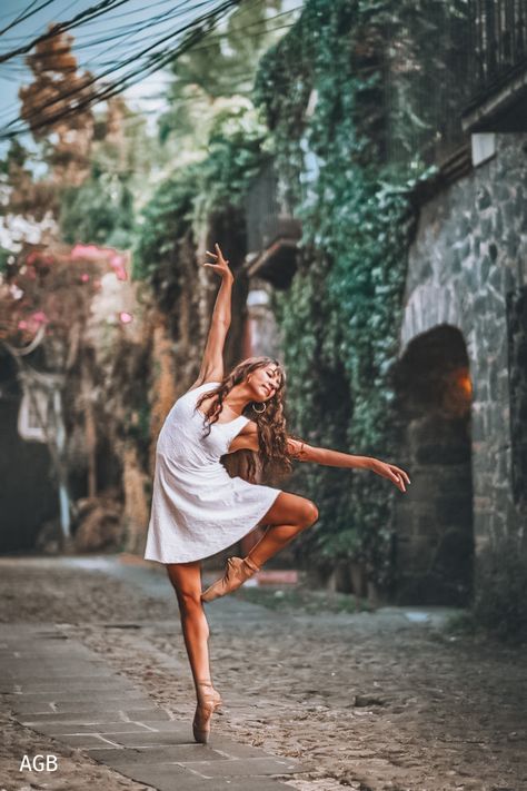 Ballet Dancer Photography, Tari Balet, Dancing Photography, Dance Picture Poses, Choreography Aesthetic, Art Ballet, Dance Photo Shoot, Dancer Photography, Ballet Pictures