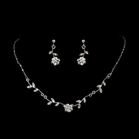 Matric Dance Jewellery, Beautiful Necklaces Diamond, Vintage Wedding Necklace, Wedding Simple Jewelry, Silver And Diamond Jewellery, Necklace And Earring Sets Simple, Silver Necklace Vintage, Pretty Silver Necklaces, Diamond Jewelry Set Simple