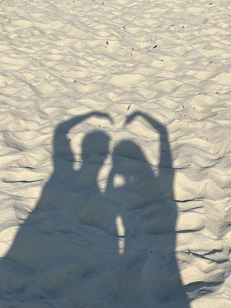 Couple Pose Aesthetic, Beach Date Couple, Sea With Boyfriend, No Face Couple Photos, Romantic Beach Picnic, Spring Tide, Dream Dates, Sea Photos, Instagram Couples