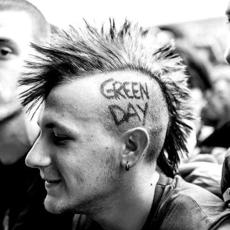 Punk Haircuts For Guys - Men's Mohawk Hairstyles Bart Styles, Punk Guy, Punk Haircut, Mohawk For Men, Punk Mohawk, Creative Haircuts, Estilo Punk Rock, Punk Boy, Punk Men