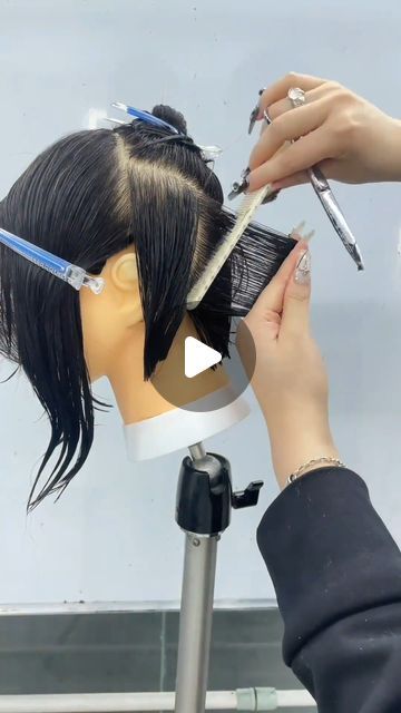 Hush Cut Short Tutorial, Short V Haircut, Short V Shaped Haircut, How To Cut Bob Haircut, Short Hair Cuts Tutorial, Short Haircut Tutorial Step By Step, Diy Haircut Short, How To Cut Layers In Short Hair, How To Cut Short Hair At Home