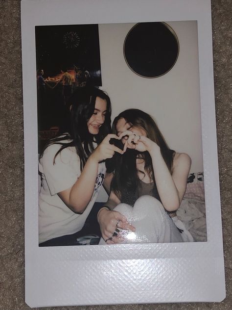 Polaroid Pictures To Recreate, Polaroid Photos Friends, Bsf Polaroid Pictures, Polaroid Bestie Pictures, Cute Polaroids With Friends, Wholesome Couples Pictures, Polaroid Camera Photos, Decorating Polaroid Camera, Poloroid Pictures Ideas Best Friend