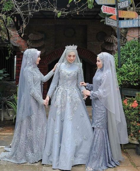 Raya Dress, Muslim Wedding Hijab, Bridal Hijab Styles, Bridesmaid Poses, Muslim Bridal, Muslimah Wedding Dress, Dress Kondangan, Muslimah Wedding, Bride Dress Simple