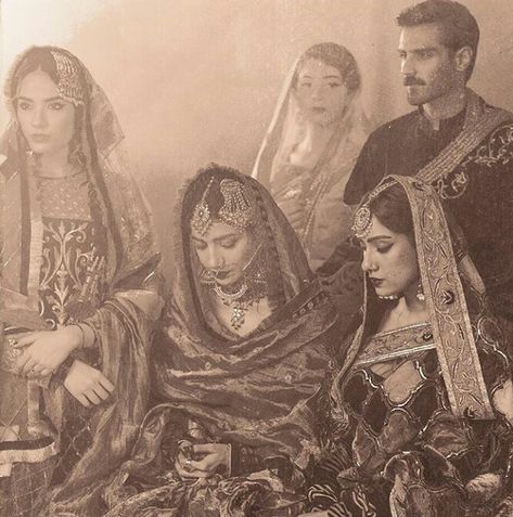 #wedding #shaadi #shadi #vintage #weddingphotography #lehenga Vintage Indian Wedding Photos, 18th Century Indian Fashion, Vintage Desi Wedding, Desi Vintage Photography, Pakistani Vintage Aesthetic, Vintage Pakistani Fashion, Vintage Indian Bride, Pakistani Wedding Aesthetic, Hogwarts Legacy Mc