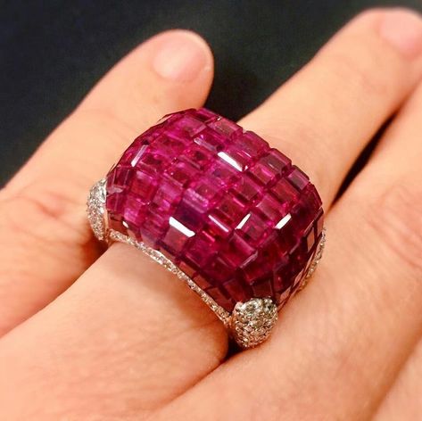 Ruby ring_@jeanmjkim_Make a statement this holiday with an invisibly-set ruby ring by Oscar Heyman. Being offered at Christie's NY. #christiesjewels www.vddlifestyle.... Rings Ideas, Luxury Rings, Ruby Jewelry, Fabulous Jewelry, Ruby Ring, Gorgeous Jewelry, 925 Jewelry, High Jewelry, Cocktail Ring