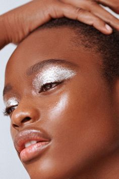 bold silver eye Editorial Make-up, Matte Make Up, Metallic Makeup, Silver Makeup, Silver Eyeshadow, Metallic Eyeshadow, Make Up Videos, Dewy Skin, Make Up Looks