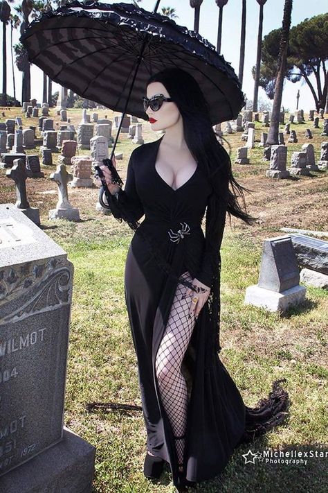 picnic at the Cemetery Gothic Beauty, Fete Emo, Estilo Rock, Goth Beauty, Goth Women, Goth Aesthetic, Punk Goth, Gothic Girls, Gothic Outfits