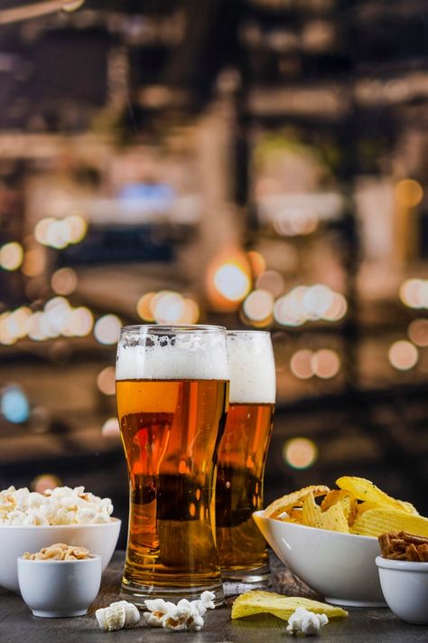 Essen, Draft Beer Photography, Sports Bar Photoshoot, Beer And Food Photography, Sports Bar Food, Beer Image, Pub Photography, Pizza Type Recipes, Beer And Snacks