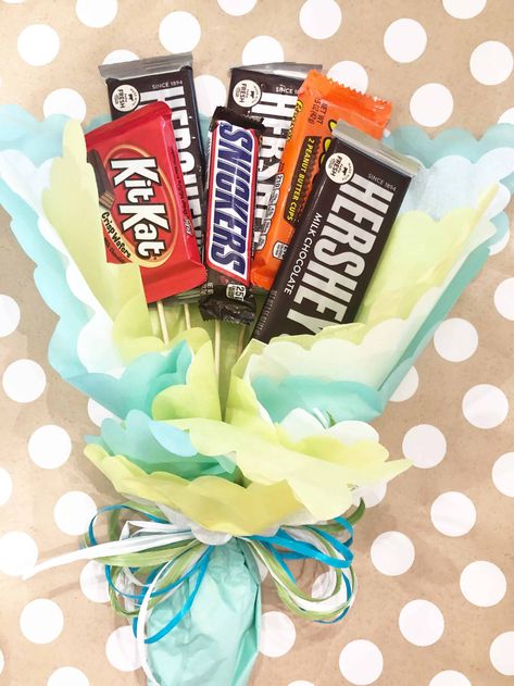 Candy Vase Bouquet, Candy Bar Bouquet Diy How To Make, Candy Bar Bouquet Diy, Candy Bouqet, Graduation Candy Bouquet, Candy Bar Bouquet, Candy Bar Gifts, Gift Card Bouquet, Candy Arrangements