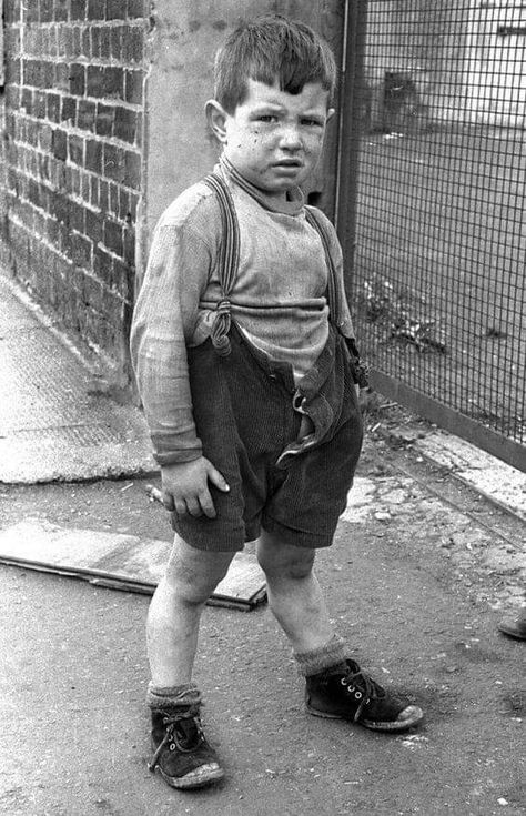 1960s Glasgow Street Urchin, Victorian England, Vintage Children Photos, Royal Ballet, Poor Children, Glasgow Scotland, Foto Vintage, Vintage Portraits, Documentary Photography