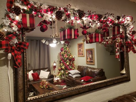 Christmas Decorating Ideas, Christmas Decor Ideas Mirror, Christmas Mirror Decor, Christmas Mirror, Christmas Decorations Apartment, Christmas Dreaming, Christmas Apartment, Christmas Themes Decorations, Diy Christmas Decorations Easy