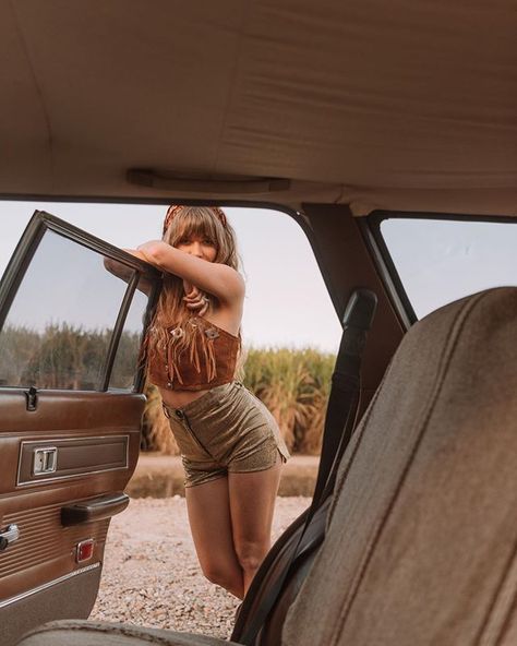 Retro Car Photoshoot, Hippie Photoshoot, Boohoo Chic, Dripping In Gold, Classic Car Photoshoot, Car Shoot, Aussie Style, Street Mode, Car Photoshoot