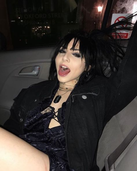 grunge dark aesthetic girl with tongue piercing Fake Tongue Piercing, Surface Tongue Piercing, Vertical Tongue Piercing, Chica Dark, Tongue Piercing Jewelry, Aesthetic Taehyung, Tongue Piercings, Black Tongue, Double Tongue Piercing