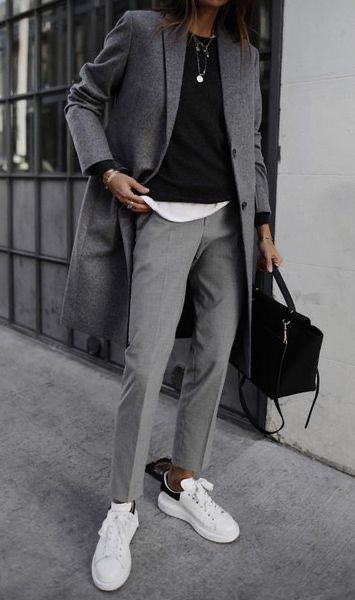 Tomboy Chic Outfits, Grey Pants Outfit, Stylish Winter Coats, Looks Jeans, Gray Coat, Tomboy Chic, Ținută Casual, Winter Outfit Inspiration, Mode Casual