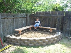 Kids' mud pit- or raised flower bed area. Benches would be easy DIY too Corner Hammock, Things To Do In Spring, Corner Landscaping, Backyard Sandbox, Cat Playground Outdoor, Kids Sandbox, Yard Inspiration, Landscaping Backyard, Kids Mud