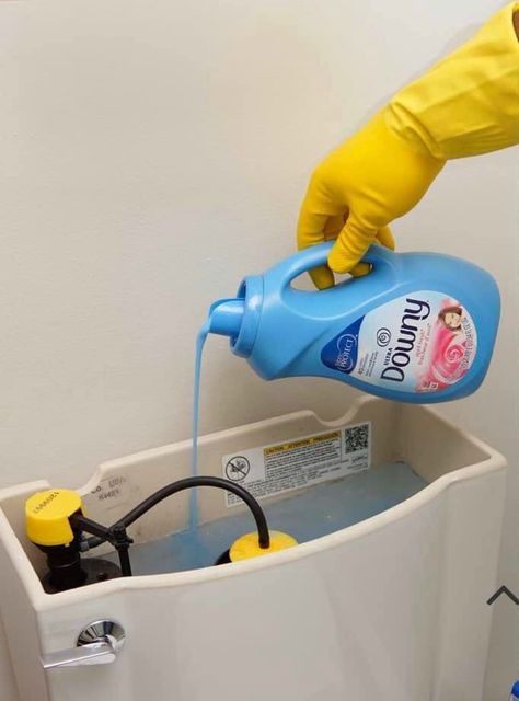 Use Downy Fabric Softener To Keep Your Toilet Smelling Good! So many great smell hacks for the home. Downy Fabric Softener, Granny Square Quilt, Dusting Spray, Bathroom Hacks, House Smell Good, Old Candles, Easy Cleaning Hacks, Homemade Cleaning Solutions, Diy Cleaning Solution