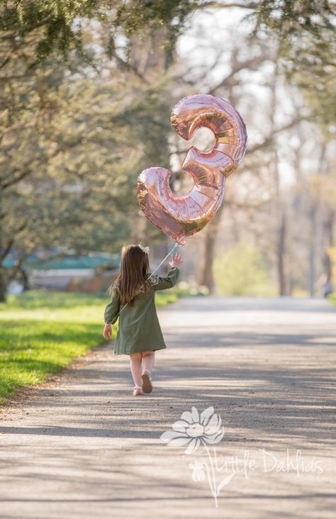 3rd Birthday Girl Photoshooting Ideas, 3 Year Photoshoot, Toddler Birthday Pictures, Number 3 Balloon, 3rd Birthday Pictures, Old Photoshoot, 3 Balloon, 2nd Birthday Photos, Baby Birthday Photoshoot