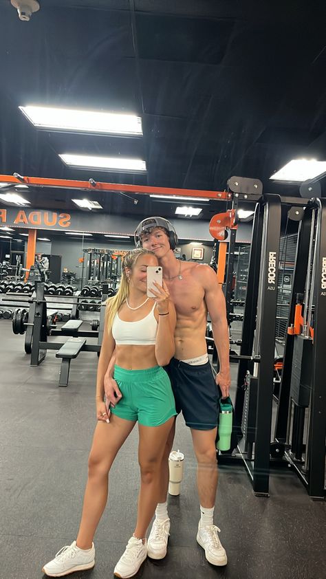 Gym Poses Couple, Workout Aesthetic Couple, Couple Gym Poses, Couples Working Out, Couple Gym Photos, Mlw Aesthetic, Gym Pics With Boyfriend, Active Couple Aesthetic, Lululemon Couple