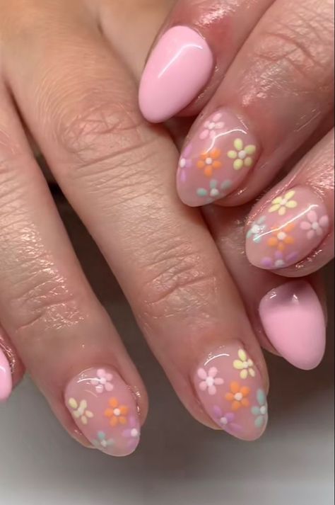 Nails Floral Simple, Simple Nail Color Ideas Summer, Small Flower Nails Design, Flower Nail Acrylic, Cute Shellac Nails For Summer, Nail Ideas Not Acrylic Short, Cute Short Nails Flowers, Short Nails For The Beach, Cute Short Nails Spring