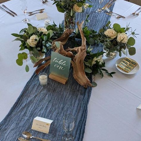 Fall Beach Centerpieces, Drift Wood Centerpiece Wedding, Drift Wood Wedding Decor, Beach Wedding Round Table Decor, Beach Theme Floral Arrangements, Driftwood Table Centerpiece, Driftwood Table Decor, Lake Wedding Centerpieces, Driftwood Centerpiece Wedding